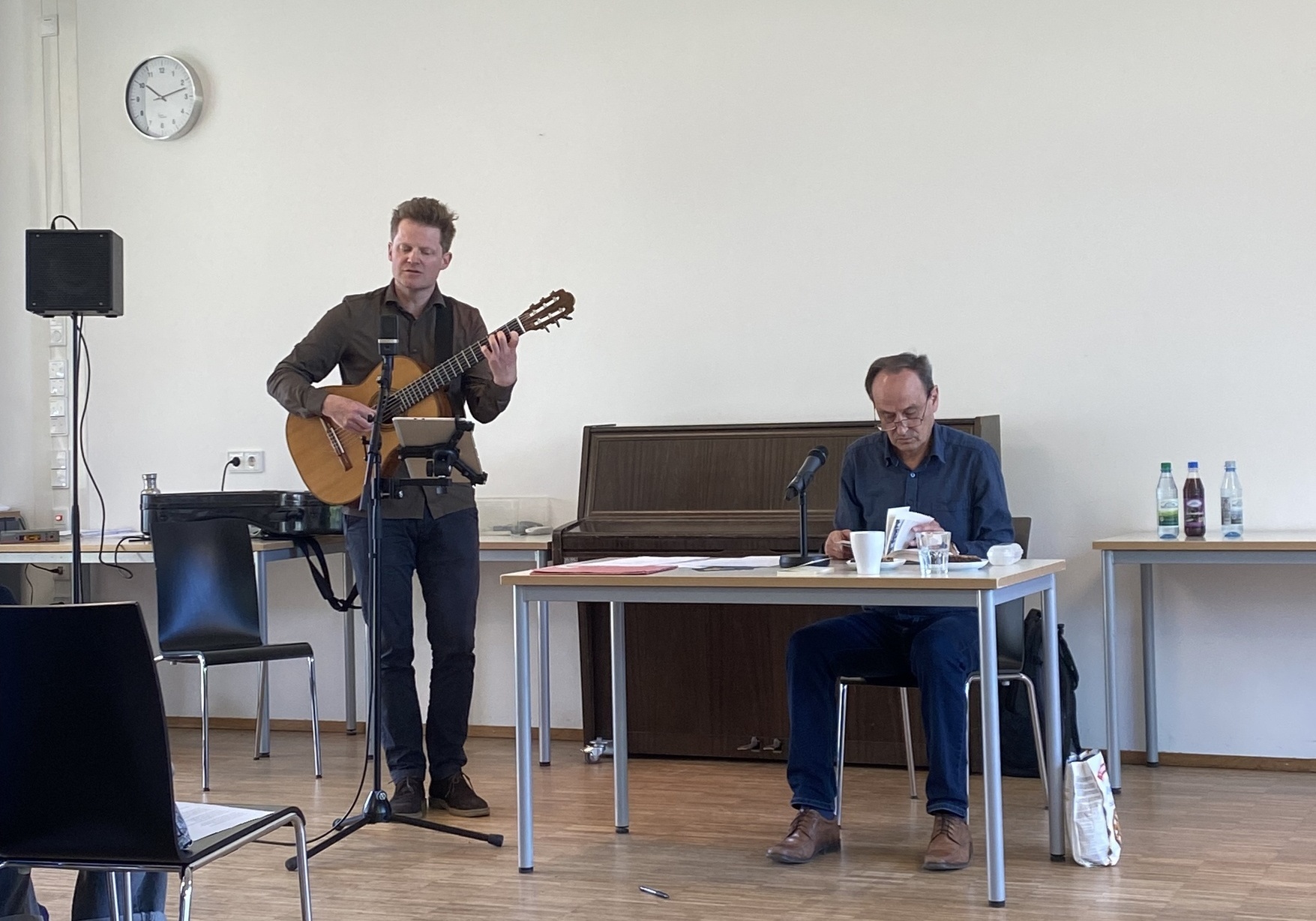 Johannes Öllinger begleitet mit der Gitarre Alois Prinz bei seiner Lesung.